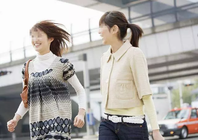 公婆幫帶女兒沒要一分生活費,進餐廳看到一人,眼眶紅了