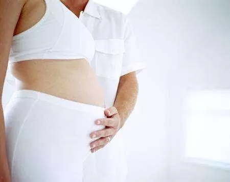 媽媽給智障女兒買了孤兒丈夫,兩人誤打誤撞懷上寶寶, 生孩子時丈夫讓眾人都嚇傻了