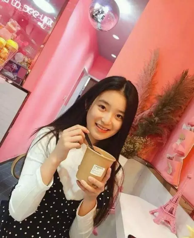 林青霞16歲女兒近照曝光,美過其母,網友:又是一個小妖精