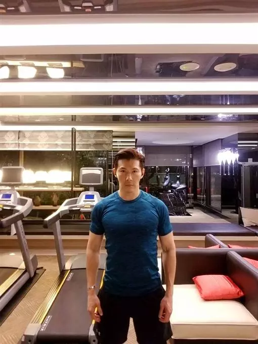 47歲黃少祺「全家近照」曝光!他抖肌跑進9千萬豪宅,娶10年嬌妻和2兒子「如今長這樣」!