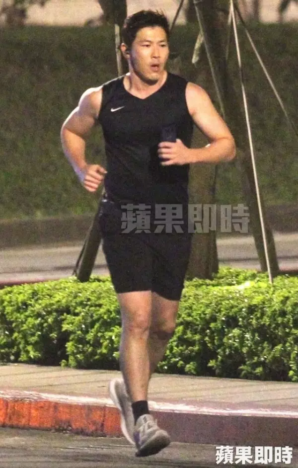 47歲黃少祺「全家近照」曝光!他抖肌跑進9千萬豪宅,娶10年嬌妻和2兒子「如今長這樣」!