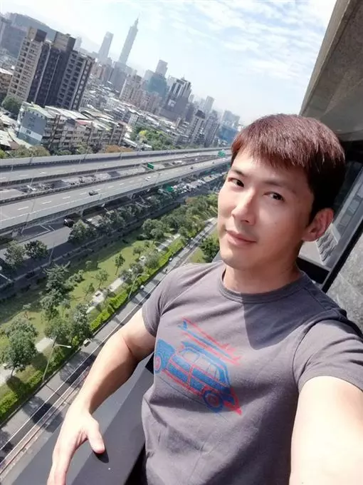 47歲黃少祺「全家近照」曝光!他抖肌跑進9千萬豪宅,娶10年嬌妻和2兒子「如今長這樣」!