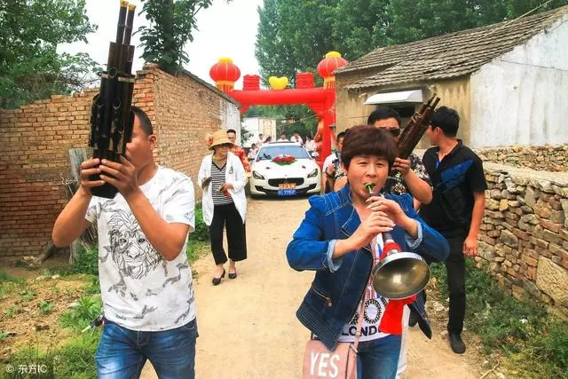 農村男孩遭遇娶妻難,有車有房卻連續兩年被退婚,父母愁哭咋辦?