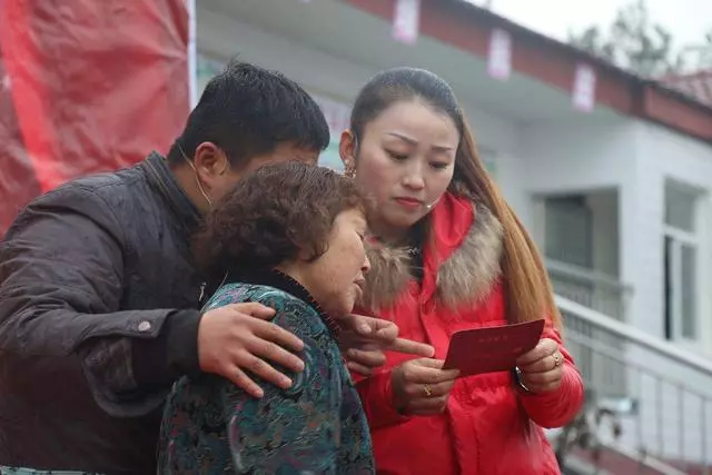 我答應老公把房過戶給他,前妻在他去世後來搶房,看到房本傻了眼