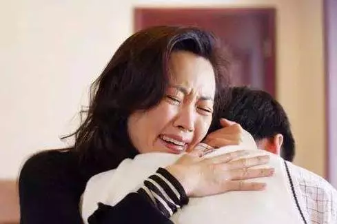 我答應老公把房過戶給他,前妻在他去世後來搶房,看到房本傻了眼