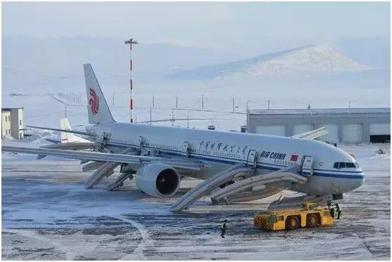 國航客機急降俄羅斯 空姐狂喊:別拿東西!跑!