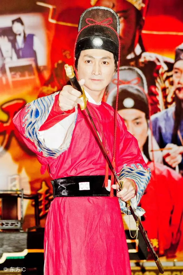 「凍齡男神」何家勁,60歲企業生意越做越大,顏值高身材好卻坦言:未必會婚!
