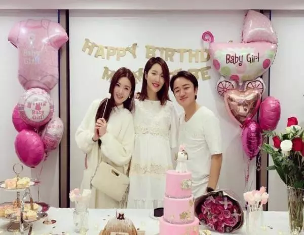 李亞男曬1個月大女兒吃奶嘴照,小傢伙鼻子比王祖藍還大!