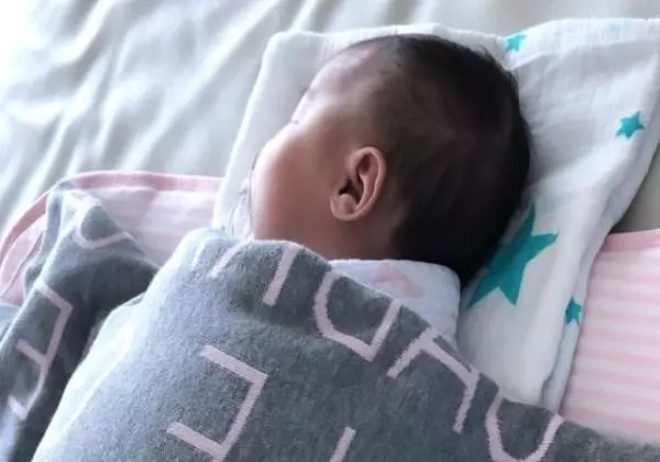 李亞男曬1個月大女兒吃奶嘴照,小傢伙鼻子比王祖藍還大!
