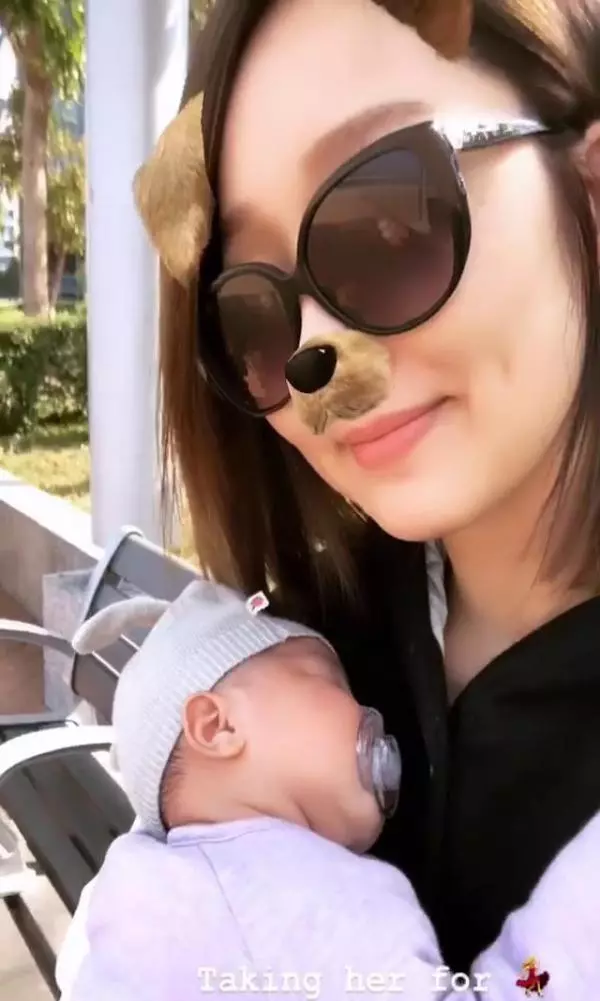 李亞男曬1個月大女兒吃奶嘴照,小傢伙鼻子比王祖藍還大!