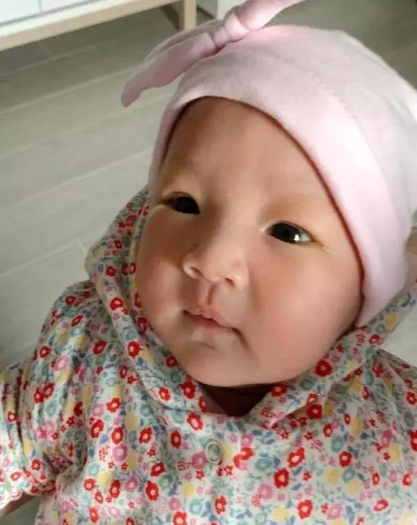 李亞男曬1個月大女兒吃奶嘴照,小傢伙鼻子比王祖藍還大!