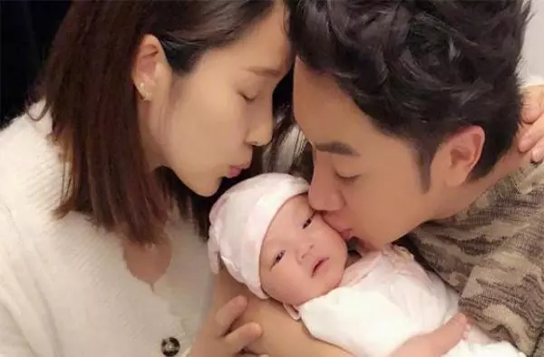 李亞男曬1個月大女兒吃奶嘴照,小傢伙鼻子比王祖藍還大!
