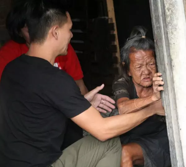 相依為命狗兒遭市局捕捉,獨居老嫗頭撞牆自殘 ! - COCO01