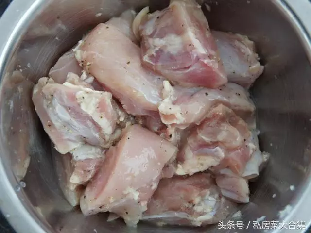 我用雞肉做的這道糖醋雞塊,簡單快手,酸甜開胃,每次做的時候米飯都不夠吃!