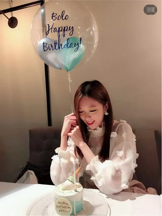 黃日華獨女近照曝光!28歲的她被寵成千金,同父親亮相驚艷眾人!