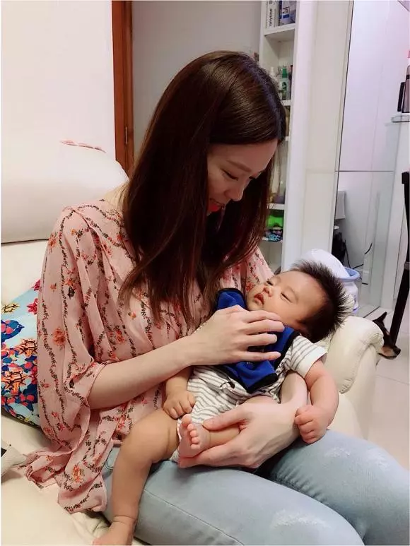 黃日華獨女近照曝光!28歲的她被寵成千金,同父親亮相驚艷眾人!