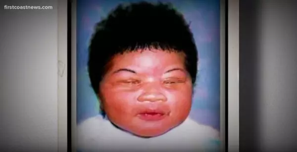 女高中生崩潰「最疼我的媽,竟是18年前偷走我的陌生人」!假媽媽曝光遭逮捕,母女重逢女兒竟抱著假媽媽當場痛哭!
