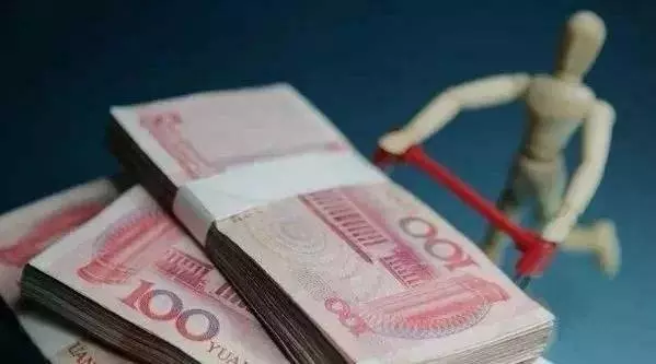 男子每月給妻子寄8千,夜裡打電話忘掛斷,傳過來的聲音讓他痛心