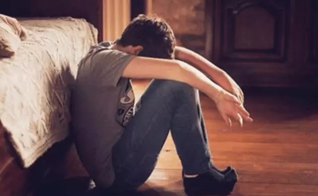男子每月給妻子寄8千,夜裡打電話忘掛斷,傳過來的聲音讓他痛心
