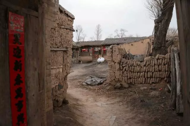 孫兒賺錢回家,奶奶被關牛棚里,他對奶奶說:以後再不許人欺負你