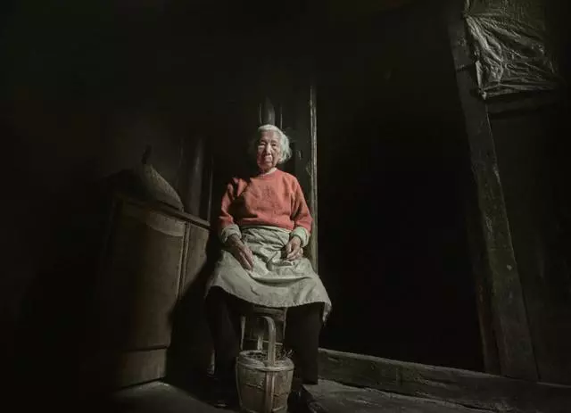 孫兒賺錢回家,奶奶被關牛棚里,他對奶奶說:以後再不許人欺負你