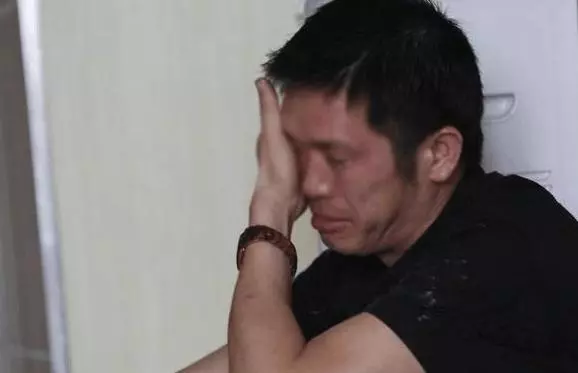 孫兒賺錢回家,奶奶被關牛棚里,他對奶奶說:以後再不許人欺負你