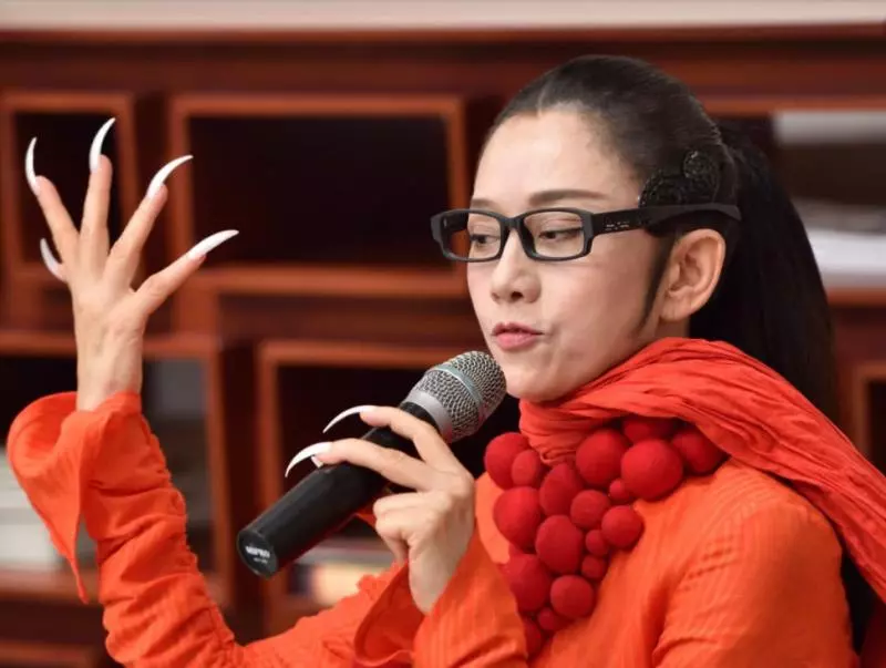 她20多年沒自己洗過澡,為了事業取一根肋骨,馮小剛:她不是人!