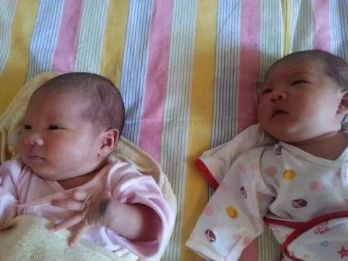 雙胞胎兒子滿月宴,娘家來了50人,客人走後,婆婆坐在地上大哭