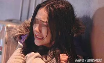抱兩歲女兒和前夫哥哥結婚,前夫拄拐大鬧婚禮,我幾句話讓他淚奔