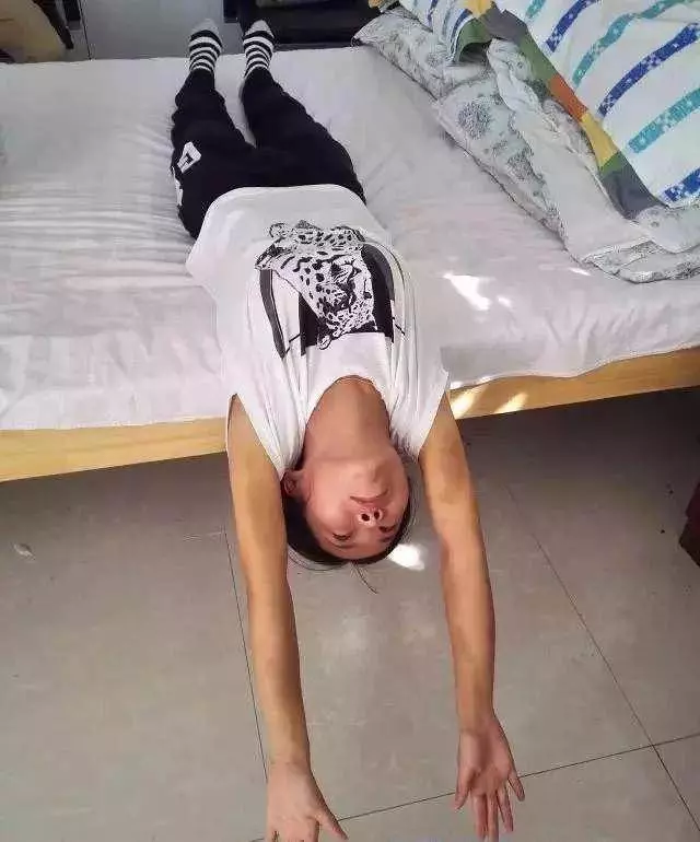 針對頸椎病的頸部拉筋法,練一個好一個,簡單易行,效果好!