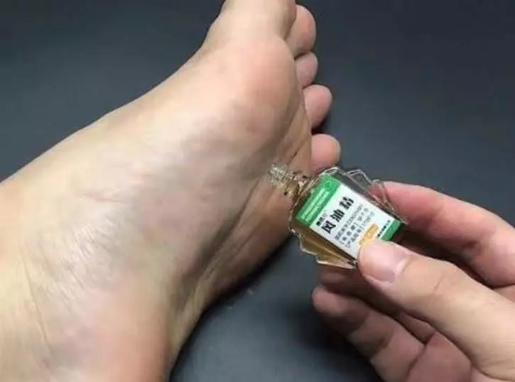 經常失眠睡不著,睡前腳底擦點風油精,很多人不知道為什麼,看完你會感謝我