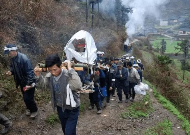 父母去世大伯將他趕出家,三叔領回家照顧,發財後卻只給大伯養老