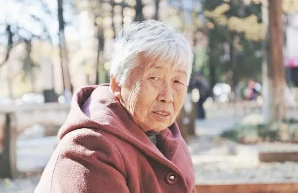 大嫂看我不順眼,婆婆住院她讓我去伺候,我拿出一張紙她求我原諒
