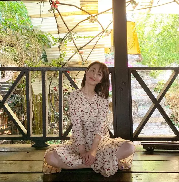 「小龍女」范文芳曬一家近照,48歲的她樂觀自在,優雅老去更從容