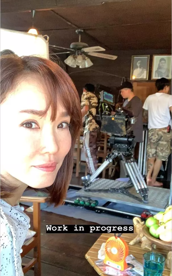 「小龍女」范文芳曬一家近照,48歲的她樂觀自在,優雅老去更從容