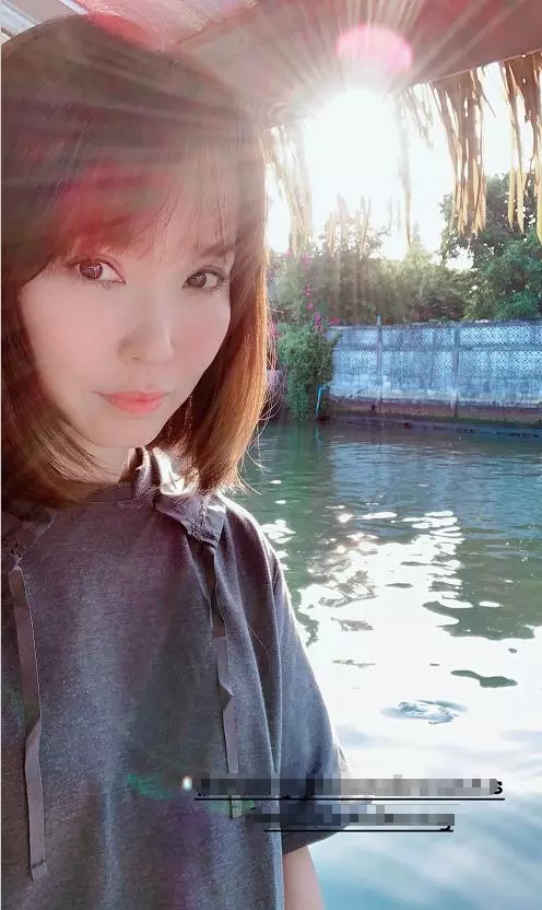 「小龍女」范文芳曬一家近照,48歲的她樂觀自在,優雅老去更從容