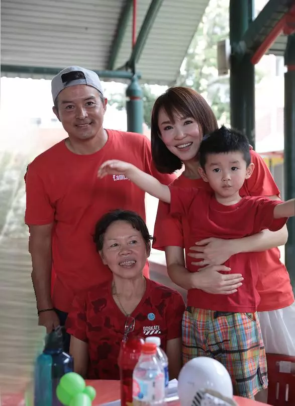 「小龍女」范文芳曬一家近照,48歲的她樂觀自在,優雅老去更從容