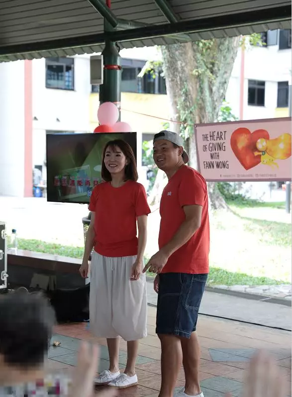 「小龍女」范文芳曬一家近照,48歲的她樂觀自在,優雅老去更從容