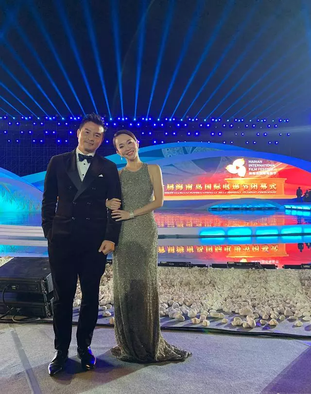 「小龍女」范文芳曬一家近照,48歲的她樂觀自在,優雅老去更從容