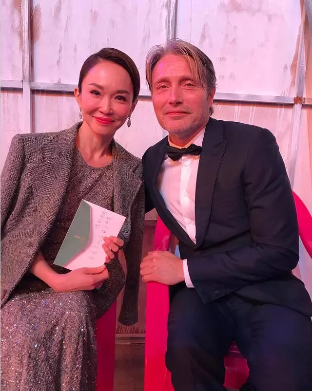 「小龍女」范文芳曬一家近照,48歲的她樂觀自在,優雅老去更從容