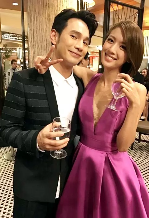 【不是拍戲!】TVB富二代男星當街告白蔡思貝,「百字愛情宣言」冧爆人!網友: 好深情啊~