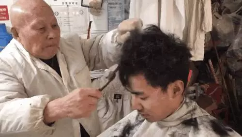 老師傅用烙鐵燙髮 顧客贊:像宰豬但很酷!