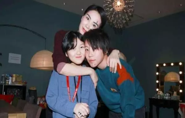 王菲與女兒李嫣逛街被跟拍,她的處理方式與張柏芝差距不是一點點!