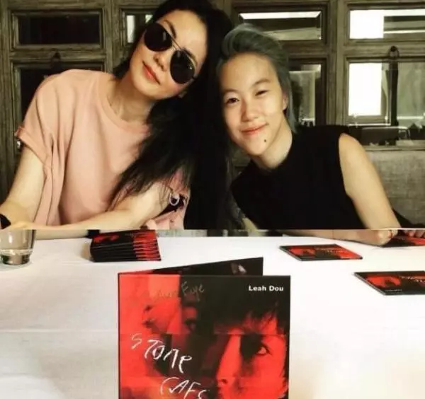 王菲與女兒李嫣逛街被跟拍,她的處理方式與張柏芝差距不是一點點!