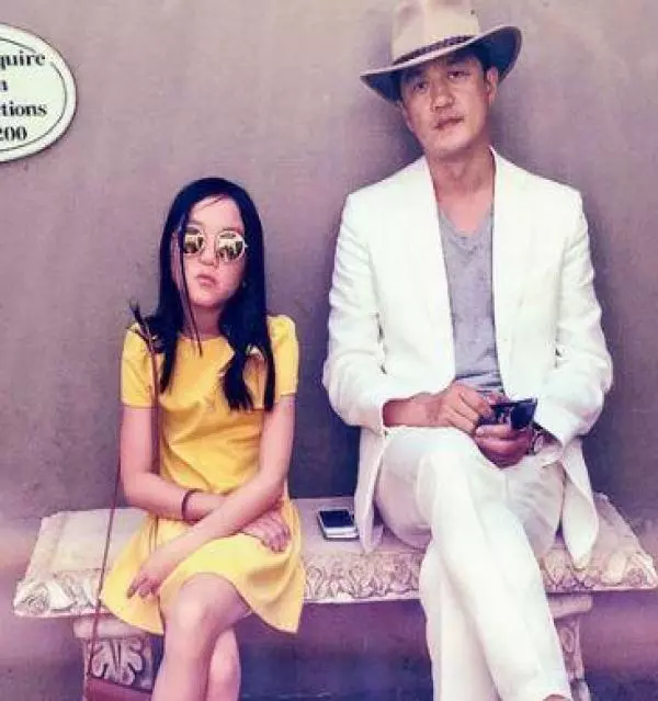 王菲與女兒李嫣逛街被跟拍,她的處理方式與張柏芝差距不是一點點!