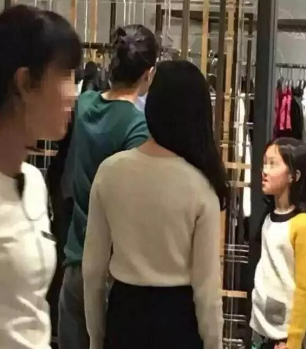王菲與女兒李嫣逛街被跟拍,她的處理方式與張柏芝差距不是一點點!