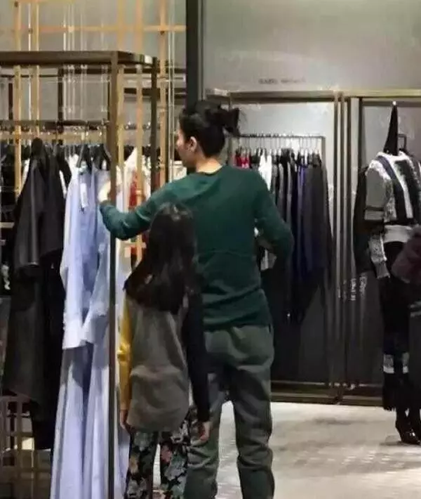 王菲與女兒李嫣逛街被跟拍,她的處理方式與張柏芝差距不是一點點!