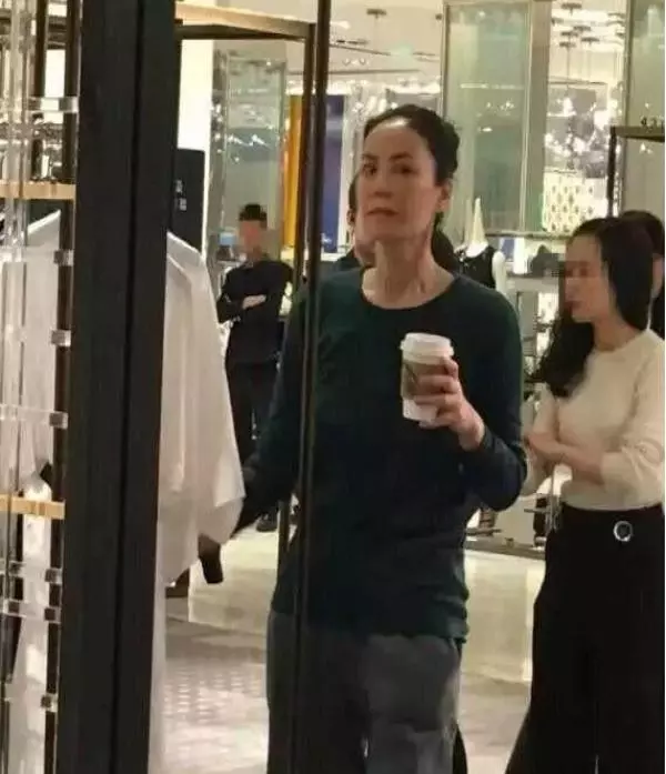 王菲與女兒李嫣逛街被跟拍,她的處理方式與張柏芝差距不是一點點!