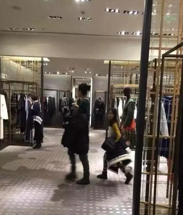 王菲與女兒李嫣逛街被跟拍,她的處理方式與張柏芝差距不是一點點!