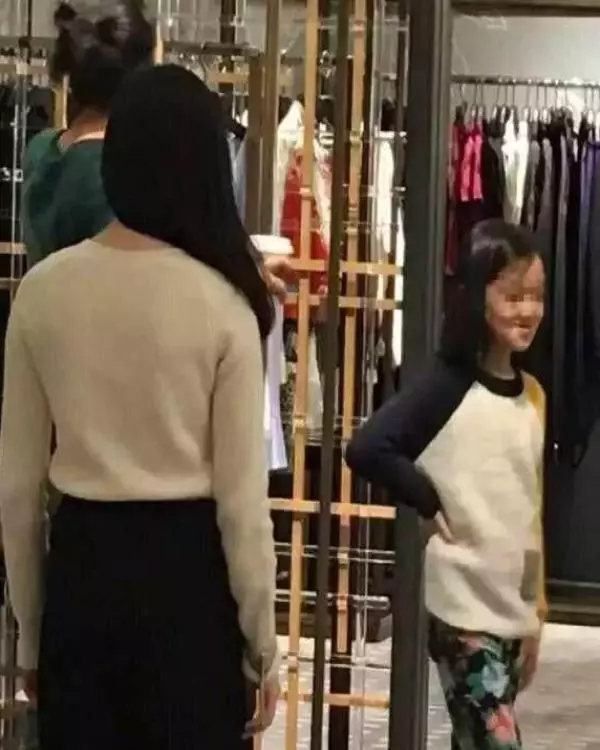 王菲與女兒李嫣逛街被跟拍,她的處理方式與張柏芝差距不是一點點!